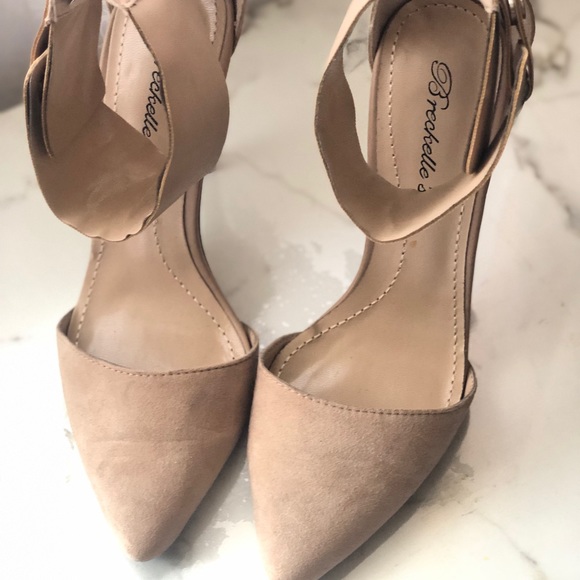 Breckelle’s Pointed Toe Ankle Strap Heel - Picture 2 of 3